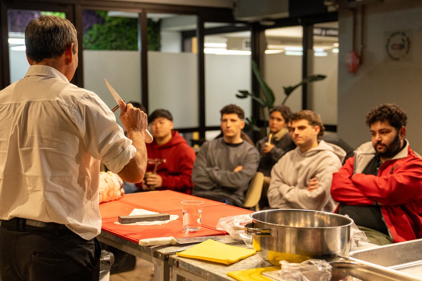 Miguel afilando el cuchillo en una clase en UADE